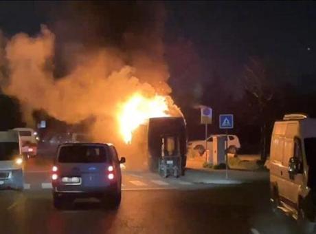 İstanbul'da Park Halindeki Midibüs Alev Alev Yandı