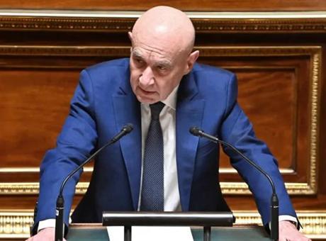 Fransız Senatör Claude Malhuret'ten Trump'a Sert Eleştiriler: 'Bir Palyaço Saraya Yerleştiğinde Kral Olmaz'