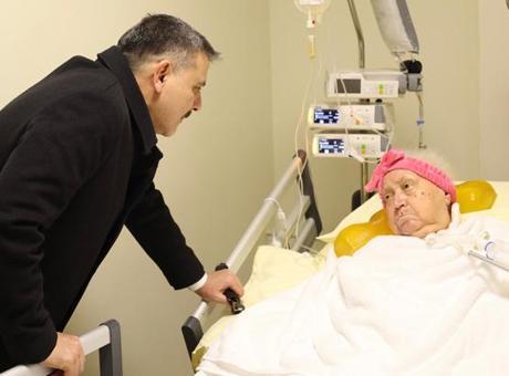 Bakan Çiftçi, Öğretmenini Hastanede Ziyaret Etti