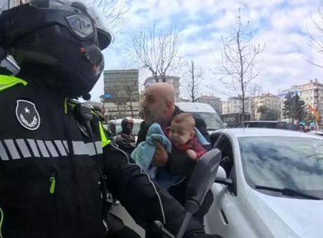Motosikletli Zabıta, 3 Aylık Bebekle Aileyi Hastaneye Ulaştırdı
