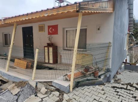 Mersin'de Gece Yarısı Toprak Kayması: Evler Hasar Gördü