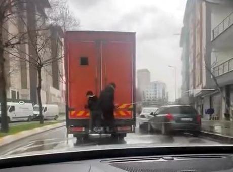 İstanbul Trafiğinde Patenli Çocukların Tehlikeli Yolculuğu Görüntülendi
