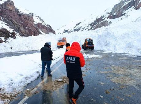 Van-Hakkari Kara Yolunda Çığ Felaketi: Ekipler Müdahale Etti ve Yol Yeniden Açıldı