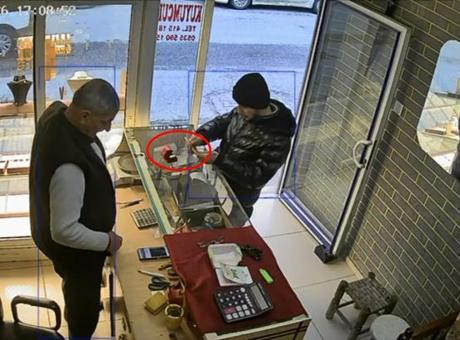 Kuyumcuda Şaşırtan Olay: 'Fotoğraf Çekme' Bahanesiyle 60 Bin Liralık Yüzük Çalındı