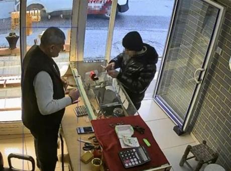 Müşteri Kılığında Kuyumcudan 60 Bin Liralık Yüzük Çalan Şahıs Kameralara Yansıdı