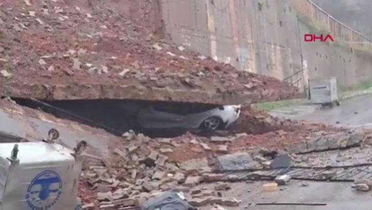 Maltepe'de Okulun İstitat Duvarı Çökerek Araç Hasarına Yol Açtı