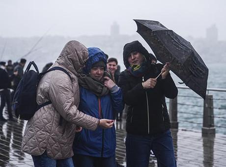 İstanbul'da sağanak yağış etkili, meteoroloji uyarıyor!