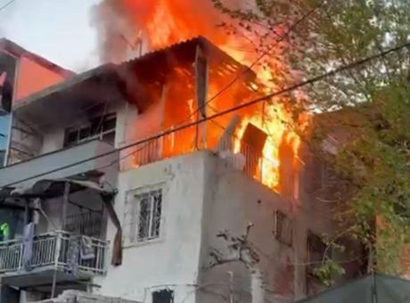 İzmir Karabağlar'da Şüpheli Yangın: Uyuşturucu Haplar ve Silah Ele Geçirildi, 10 Kişi Gözaltında