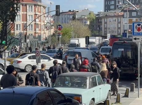 M7 Yıldız-Mahmutbey Metro Hattı'nda Onarım Çalışmaları Nedeniyle Aksama: Nurtepe'de Uzun Kuyruklar Oluştu