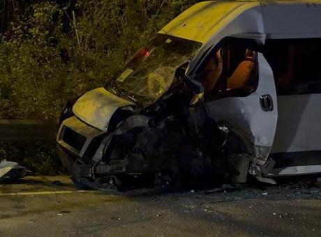 Beykoz'da Servis Minibüsü ile Otomobil Çarpıştı: 1'i Ağır 11 Yaralı