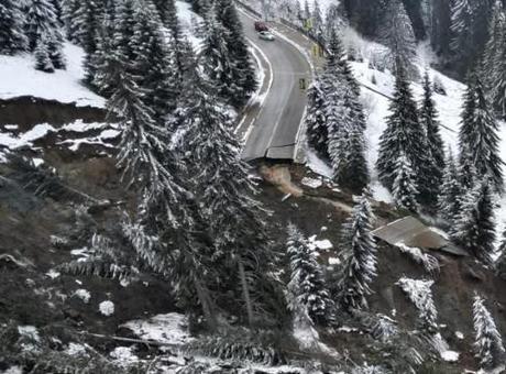 Bulgaristan'da Heyelan: 60 Metrelik Yol Çöktü, Ağaçlar ve Elektrik Direkleri Devrildi