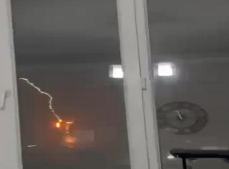 Diyarbakır'da Yıldırım Düşen 4 Katlı Bina Anbean Kaydedildi