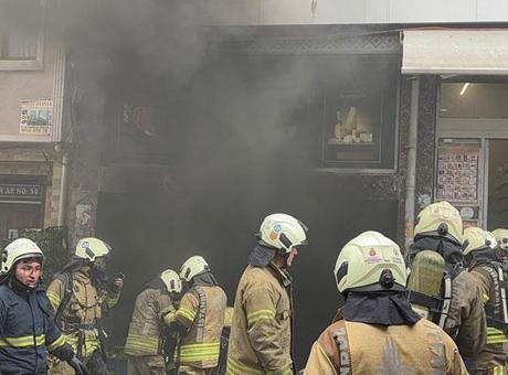 Fatih'te Zincir Market Yangını: İtfaiye Ekipleri Zorlu Mücadele Veriyor