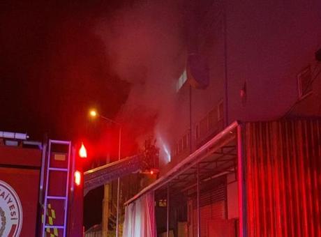 Bursa'da Mobilya Fabrikasında Yangın Paniği: İtfaiye Ekibi Hızla Müdahale Etti