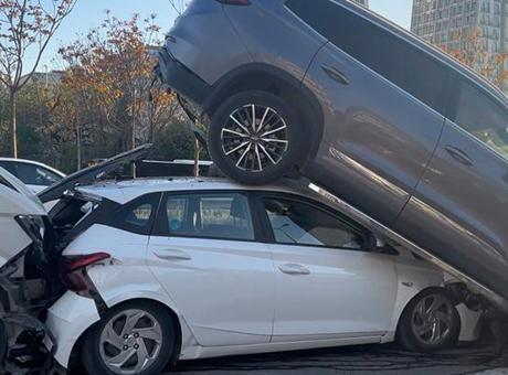 Kartal'da Zincirleme Kaza: 4 Araç Çarpıştı, 5 Yaralı