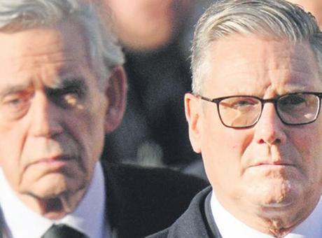 Başbakan Starmer, Seçim Yenilgileri Sonrası Eleştirilerin Hedefi