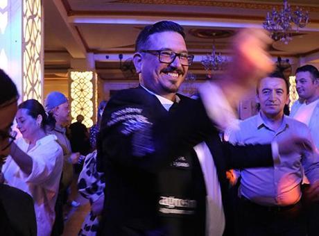 Denizli'de Düğün Giderlerini Sponsorlukla Düşüren Damat: Reklamlı Damatlık Bir İlk