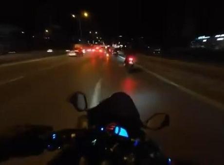 D-100'de Felaket Eşiğinden Dönüldü: Otomobil Bariyerlere Çarptı, Motosikletli Son Anda Kurtuldu