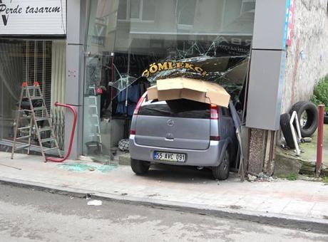 Samsun'da Kontrolden Çıkan Araç Terzi Dükkanına Daldı