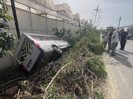 Antalya'da Okul Servisi Kaza Yaptı: 6 Öğrenci Yaralandı