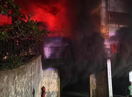 Başakşehir'de İş Yerinde Yangın; Yangın Söndürme Çalışmaları Devam Ediyor