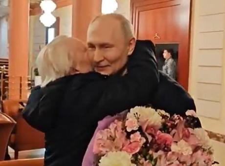 Putin'den Öğretmenine Anlamlı Ziyaret: Samimi Anlar Moskova'da Yaşandı