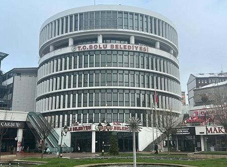 Bolu Belediyesi'ne Şafak Operasyonu: Jandarma Ekipleri Arama Yapıyor