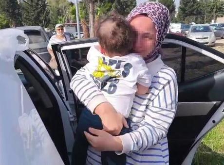 Hatay'da Kilitli Otomobilde Mahsur Kalan Bebek, İtfaiye Ekiplerinin Yardımıyla Kurtarıldı