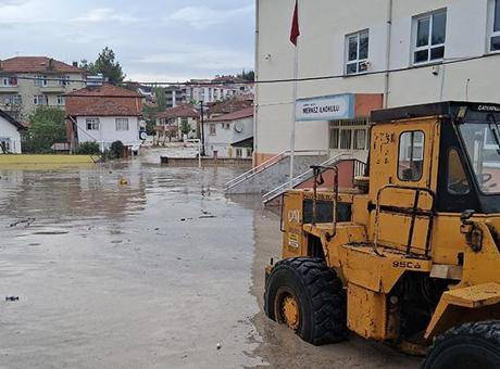 Samsun'da Sağanak Yağış Hayatı Olumsuz Etkiledi: Yollar Su İçinde Kalırken, Taşkınlar Başladı