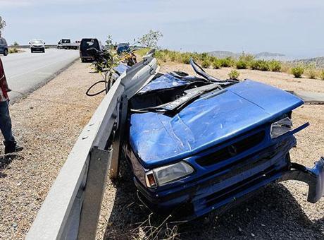 Bodrum'da Dehşet Veren Kaza: Otomobil Bariyere Saplandı, Sürücü Yaralandı
