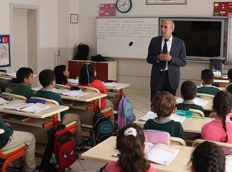 40 Yıllık Öğretmen Cevdet Yılmaz'dan Torununa Anlamlı Ders: Sınıf Listesinde Karşılaştığı İsimle Yaşadığı Duygular
