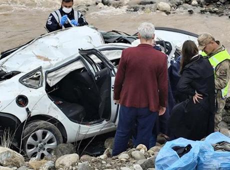 Erzincan’da Otomobil Dereye Uçtu: İki Ölü, Bir Yaralı