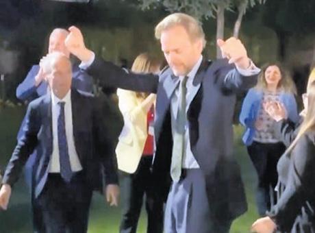 Erik Dalı'nın Ritimlerinde Diplomasi Eğlencesi: Büyükelçiler Arasında Meydan Okuma