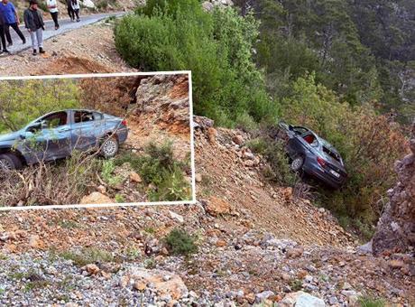Antalya'da Feci Kaza: Şarampole Yuvarlanan Otomobilde 5 Yaralı