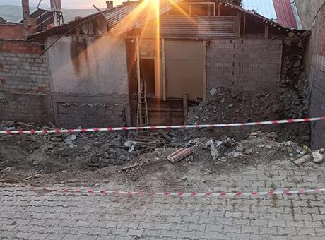 Evin Yıkımıyla Ortaya Çıkan El Bombası, Köyün Sırlarını Gün Yüzüne Çıkardı