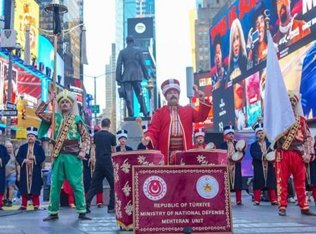 New York'ta Mehteran Rüzgarı: Türk Günü Yürüyüşü'nde Tarihi Anlar
