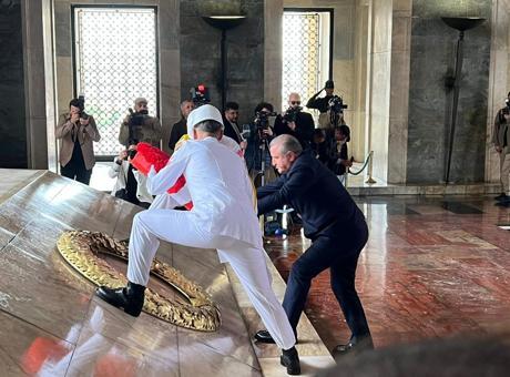 Gençlik ve Spor Bakanı Osman Aşkın Bak, Anıtkabir'de Gençlerle Birlikte 19 Mayıs'ı Kutladı