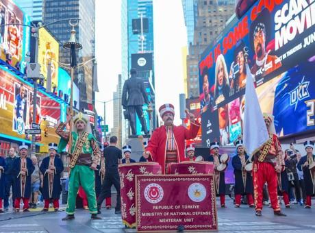 Mehteran Birliği, Times Meydanı’nda Unutulmaz Bir Performans Sergiledi