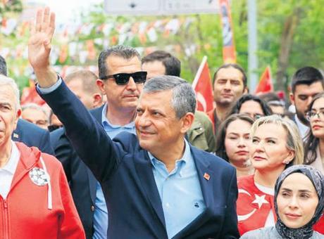 CHP Lideri Özel, Gençlerle Anıtkabir’de Yürüdü