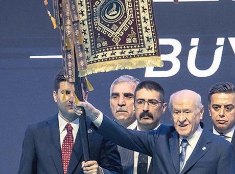 MHP Lideri Bahçeli, 'Türk Gençliği Büyük Kurultayı'nda Gençlere Seslendi: 'Korkmayın, Kenetlenin!'