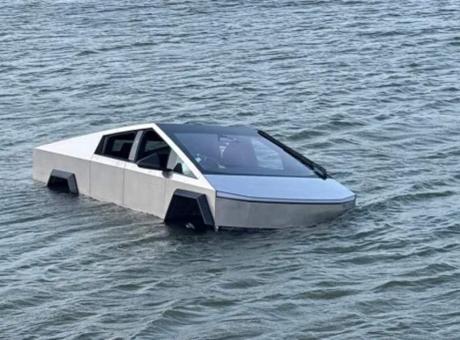 Texas'ta Cybertruck Suya Girdi, Sürücü Gözaltına Alındı
