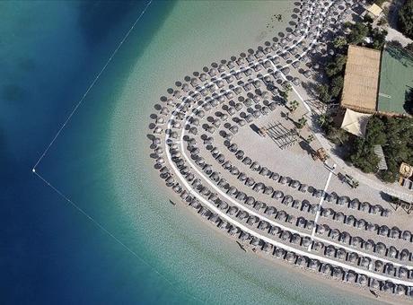 Türkiye'nin Mavi Bayraklı Plaj Sayısı 580'e Ulaştı, Akdeniz'deki Rekabet Güçleniyor