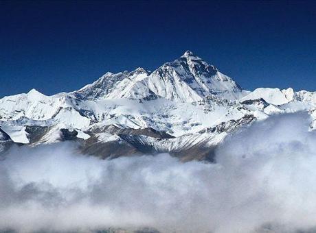 Everest Dağı'nda Tarihi Rekor: Bir Günde 274 Dağcı Zirveyi Ziyaret Etti