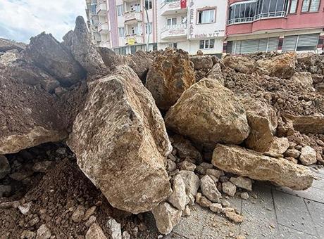 Acil Durum: Tokat'ta 15 Bin Kişi Güvenli Alanlara Tahliye Edildi, 9 Kilometrelik Set Kuruldu