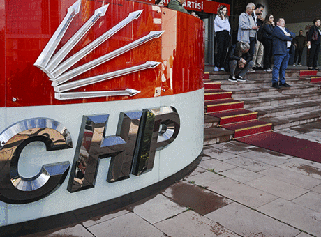 CHP Genel Merkezi Önünde Hareketlilik: Parti Üyeleri Kararları Protesto Ediyor