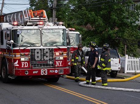 New York'taki Tersane Yangınında Patlama: 16 Yaralı