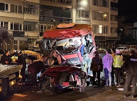 Giresun'da Tırın Otomobillere Çarpması Sonucu 5 Kişi Hayatını Kaybetti, 6 Kişi Yaralandı