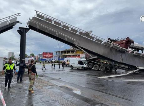Ankara'da Üst Geçide Çarpan Kamyon Feci Kazaya Neden Oldu: Yaralılar Var