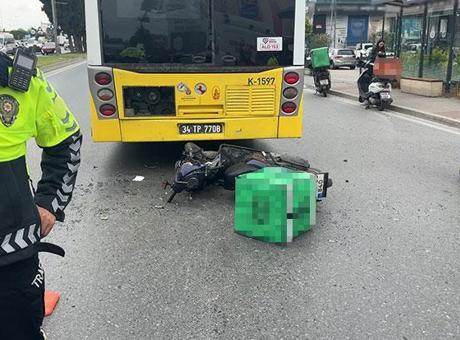 İstanbul'da Trafik Kazası: İETT Otobüsüne Çarpan Motokurye Yaralandı