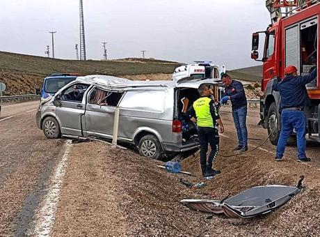 Sivas'ta Minibüs Devrildi: Can Kaybı ve Yaralılar Var